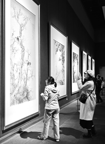 刘万鸣是当代学者型画家的杰出代表,构建独树一帜的笔墨语言,铸就了“意笔精微”的艺术品格 通讯员吴菲儿摄